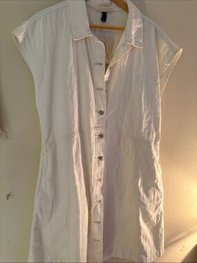 Universal Thread Ivory Button-Up Collared Shirt